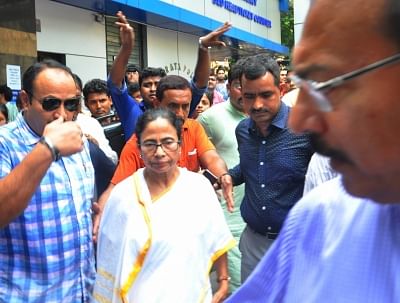 Striking doctors meet West Bengal Governor, seek intervention