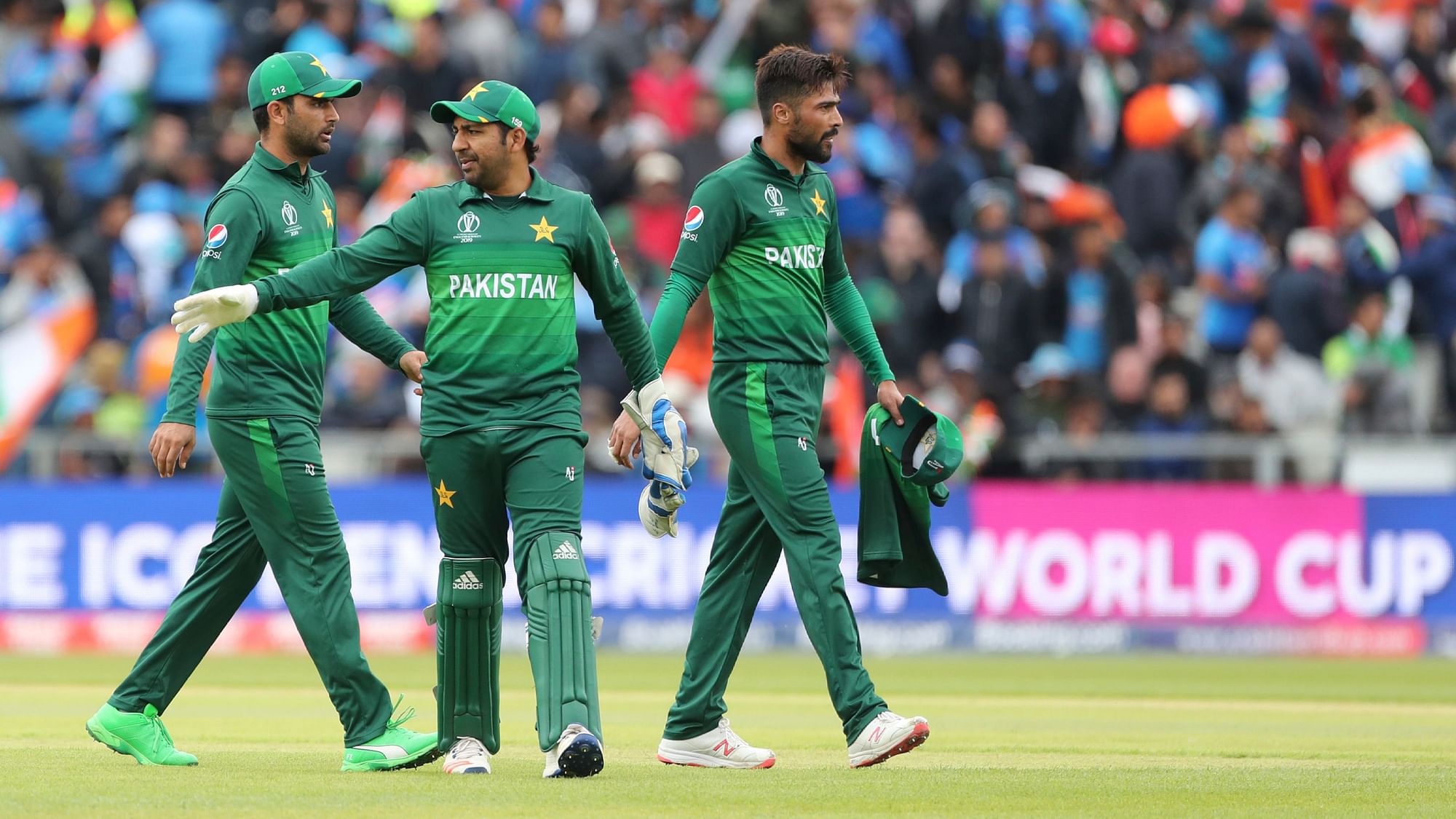 Pakistan’s captain Sarfaraz Ahmed (Centre) with team players during match against India on Sunday, 16 June.