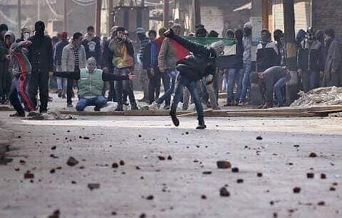 Clashes  did happen in Srinagar after Eid, but the images in the viral message are from unrelated and old incidents.