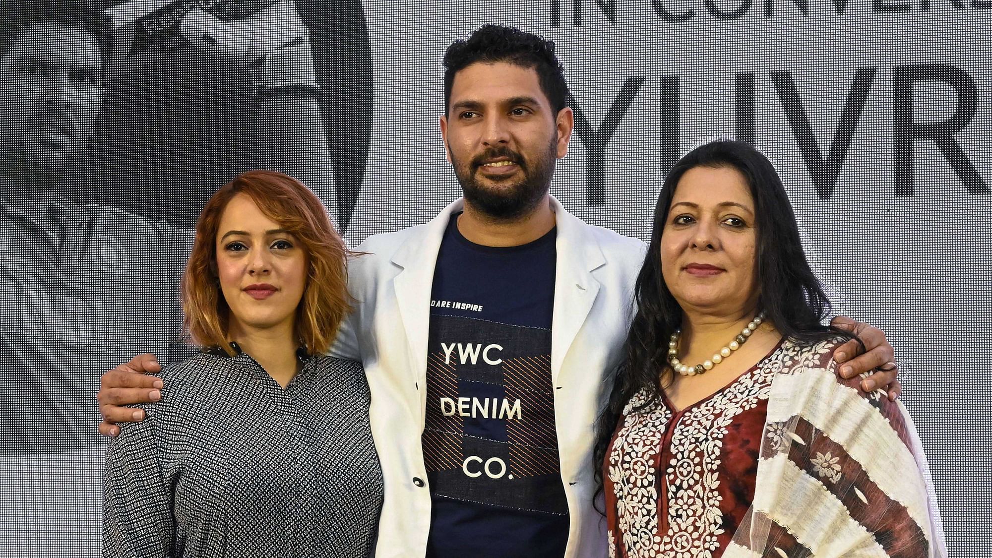 Yuvraj Singh (C) with wife Hazel Keech (L) and mother Shabnam Singh (R) at an event where he announced retirement.&nbsp;