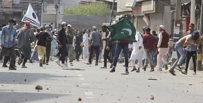 Srinagar: Protesters pelt stones during clashes with security forces at Jamia Masjid in Srinagar, on May 31, 2019. (Photo: IANS)
