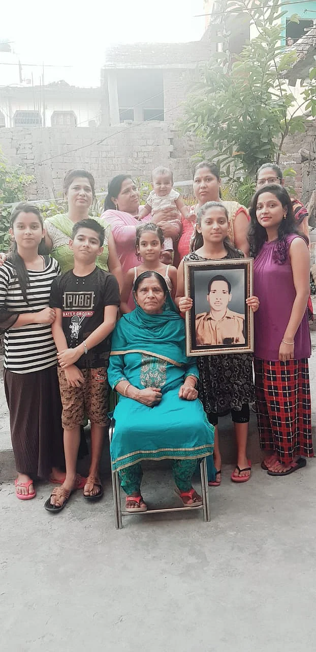 Rani Devi, her daughters and grandchildren with the picture of Sepoy Jagdish Lal.