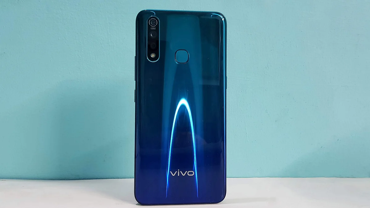 The glossy back looks attractive. However, it is better to use a case as it is prone to smudges.