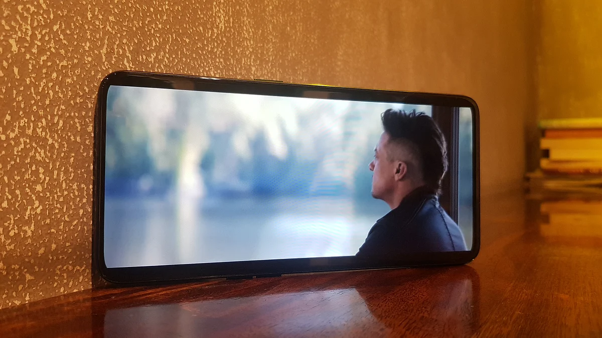 The Oppo Reno 10x Zoom offers a bezel less screen.
