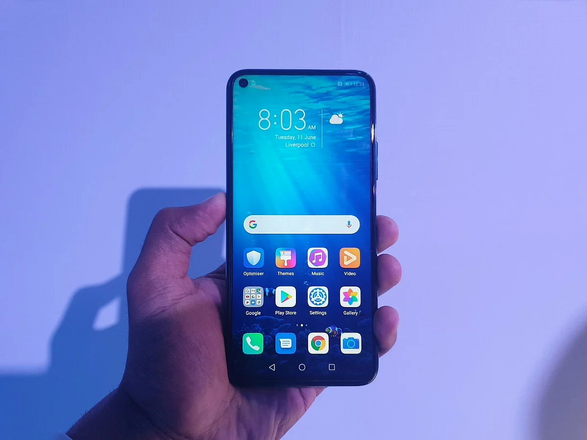 The Honor 20 Pro comes with an punch hole camera.