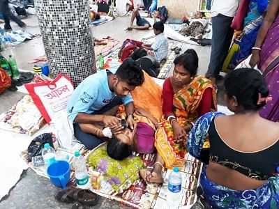 Kolkata: Unattended patients waiting at the lobby of state-run Seth Sukhlal Karnani Memorial (SSKM) Hospital where the junior doctors held a strike since the last two days in protest of attack on doctors in another city hospital, in Kolkata on June 13, 2019. (Photo: IANS)