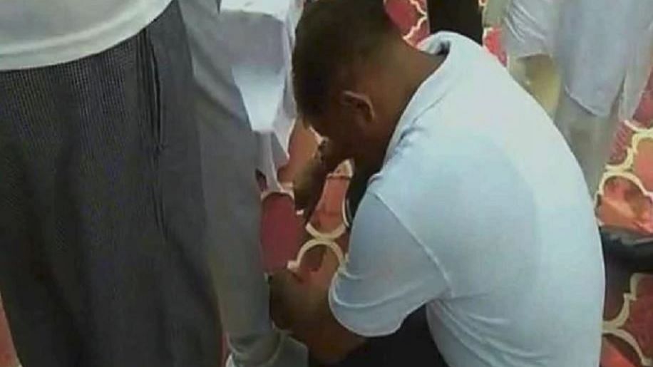 A government employee was seen tying the minister’s shoelace.&nbsp;