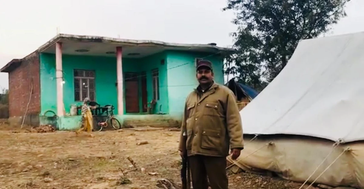 This is the 8-year-old Gujjar Bakarwal girl’s home very close to Rasanna. She left this home on 10 January 2018 to bring the horses back, but never returned. While the family moves up to Kargil with their cattle, security guards continue to be stationed outside.
