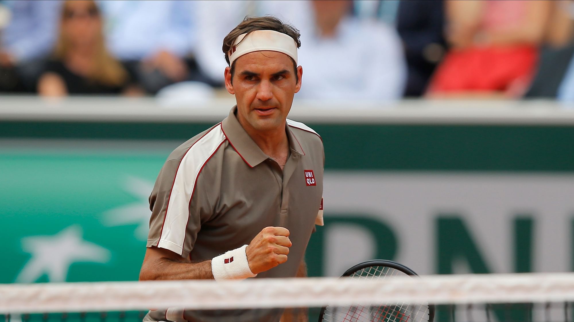 Roger Federer beat Stan Wawrinka to reach the French Open semifinals.