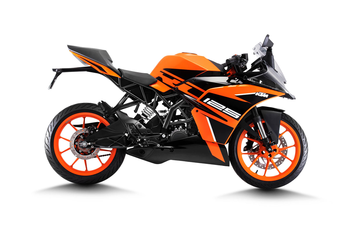 The KTM RC 125 is the brand’s entry-level fully faired sports bike that will compete with  Yamaha’s R15 on price.