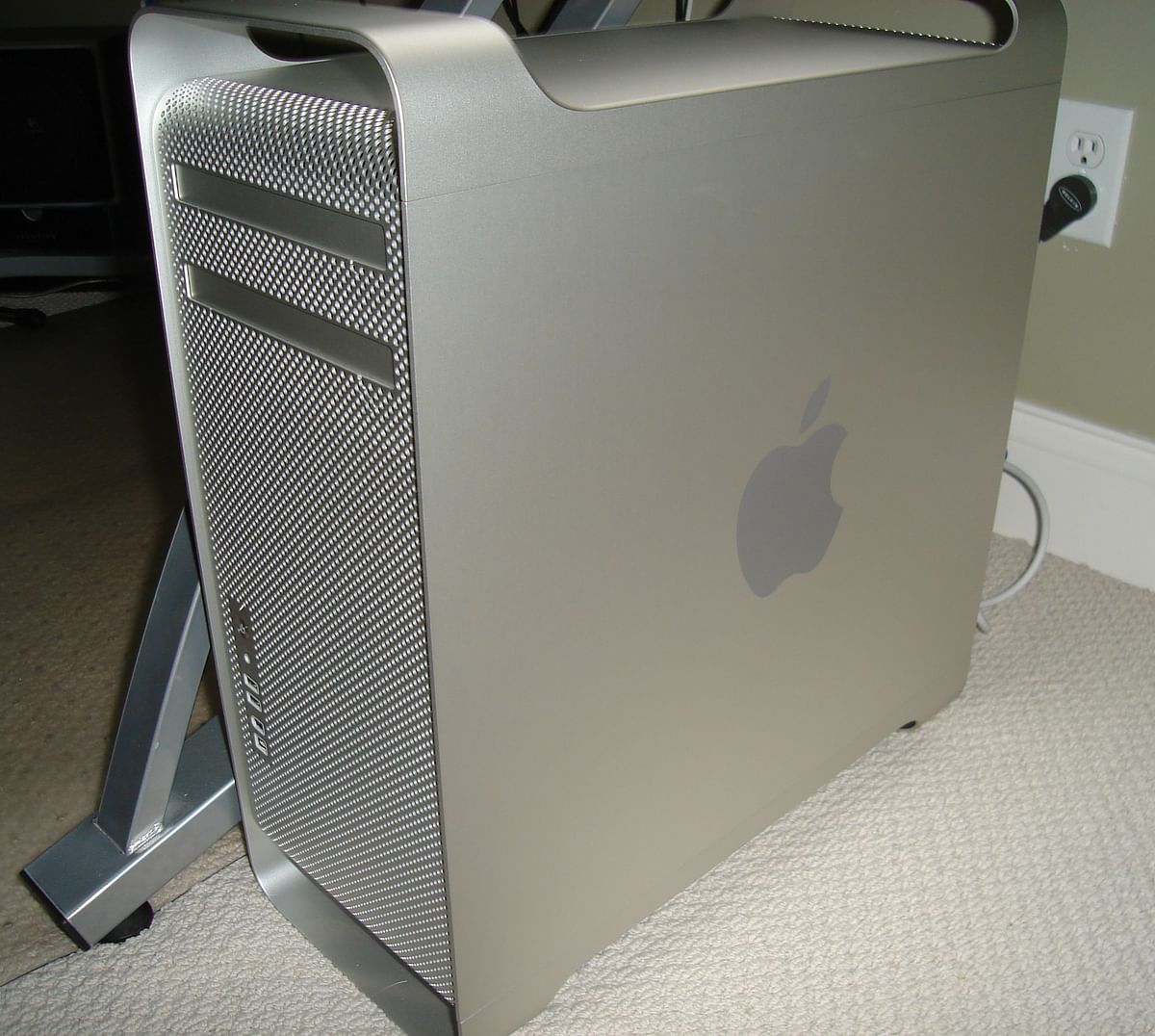 The new Mac Pro, that can house upto 24 cores and four GPU’s will start at $5,999.