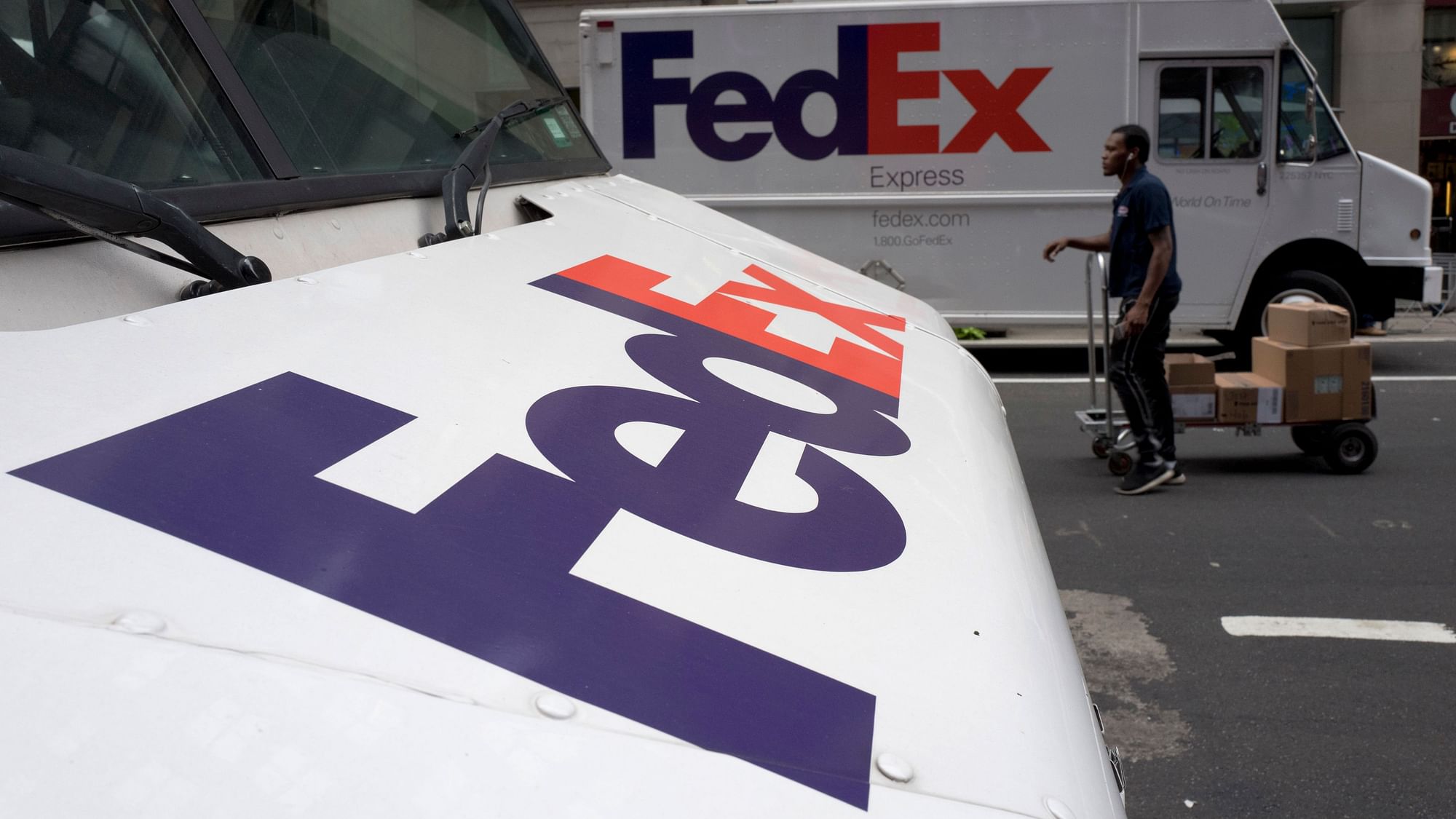 FedEx is dropping a contract for air shipment of packages for Amazon within the United States, reducing its ties with the online retail giant that is already expanding its own delivery business.&nbsp;