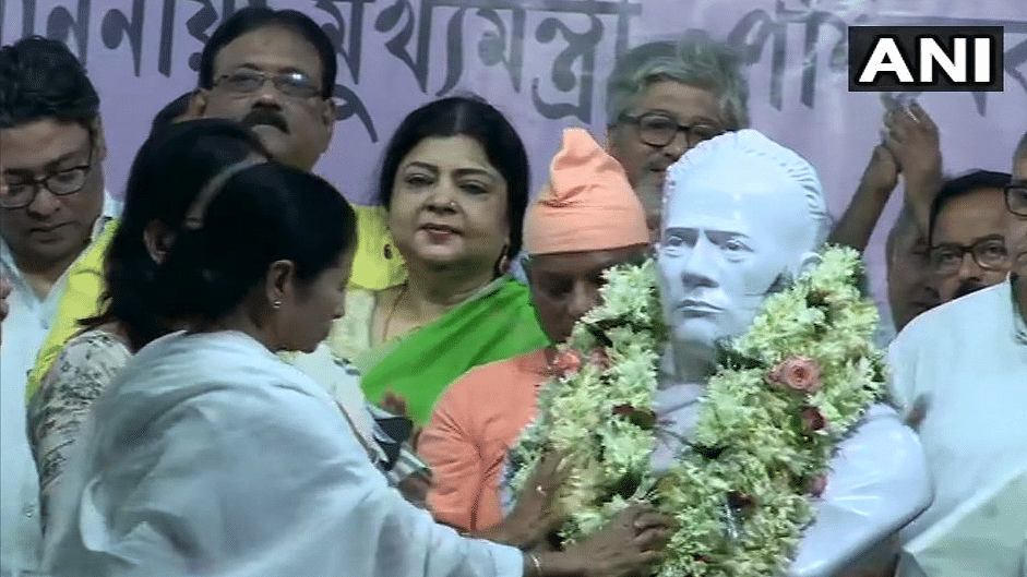 West Bengal CM Mamata Banerjee on Tuesday, 11 June inaugurated the bust of Ishwar Chandra Vidyasagar.