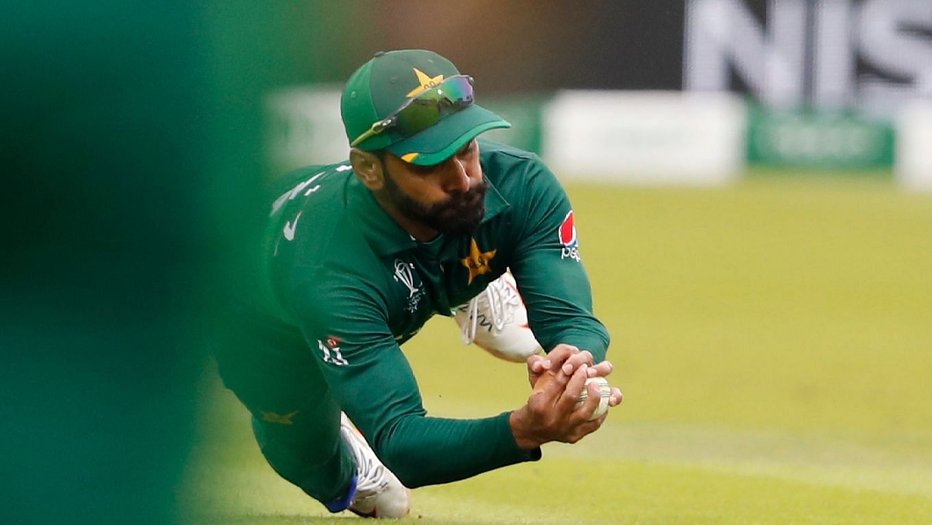 Pakistan’s Mohammad Hafeez takesa catch to dismiss South Africa’s Rassie van der Dussen.