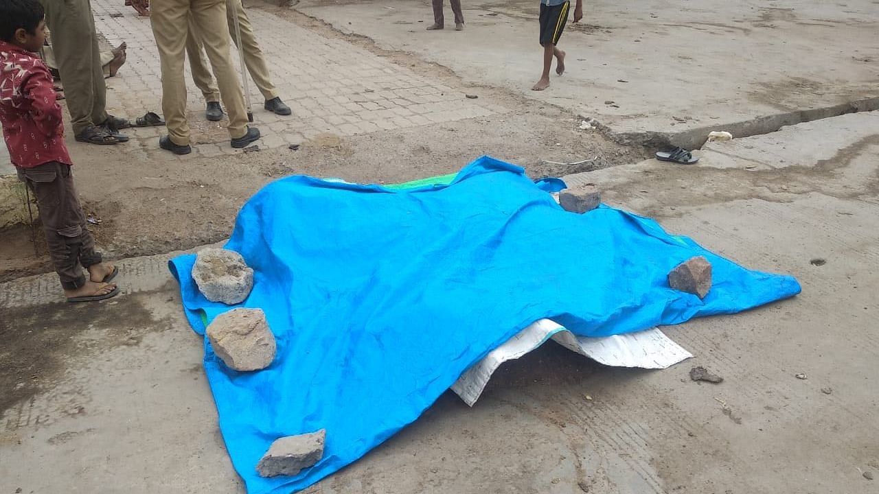 Prakash Parmar’s body left at the town square by his kin who threatened that they will not conduct his final rites till the accused are arrested.