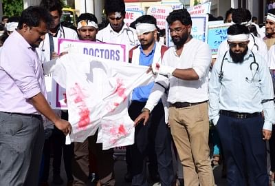 Bengaluru: Doctors of Indian Medical Association (IMA) Karnataka, wearing bandages stage a demonstration against the brutal assault on fellow medicos of West Bengal and press for adequate protection for their counterparts, in Bengaluru on June 14, 2019. (Photo: IANS)
