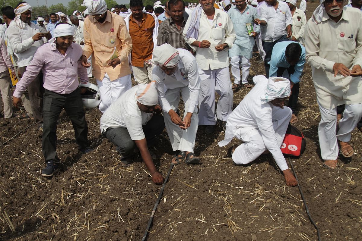 Will these 2,000 farmers’ Gandhian Satyagraha in Maharashtra bring them closer to achieving technology freedom?