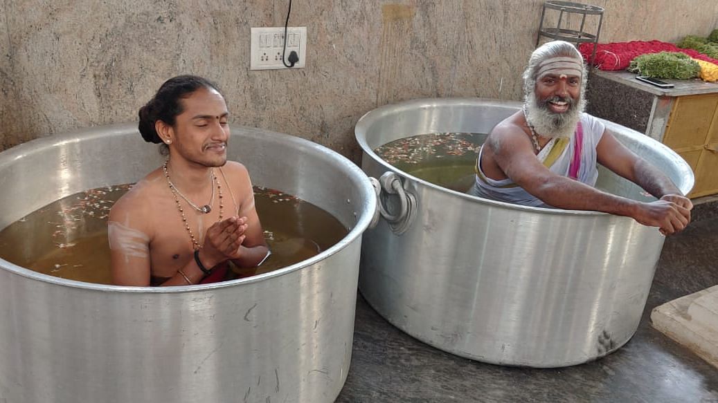 Priests offering prayers in a vessel filled with water, in Someshwara temple in Usloor, as part of the prayers to bring rains to the state.&nbsp;