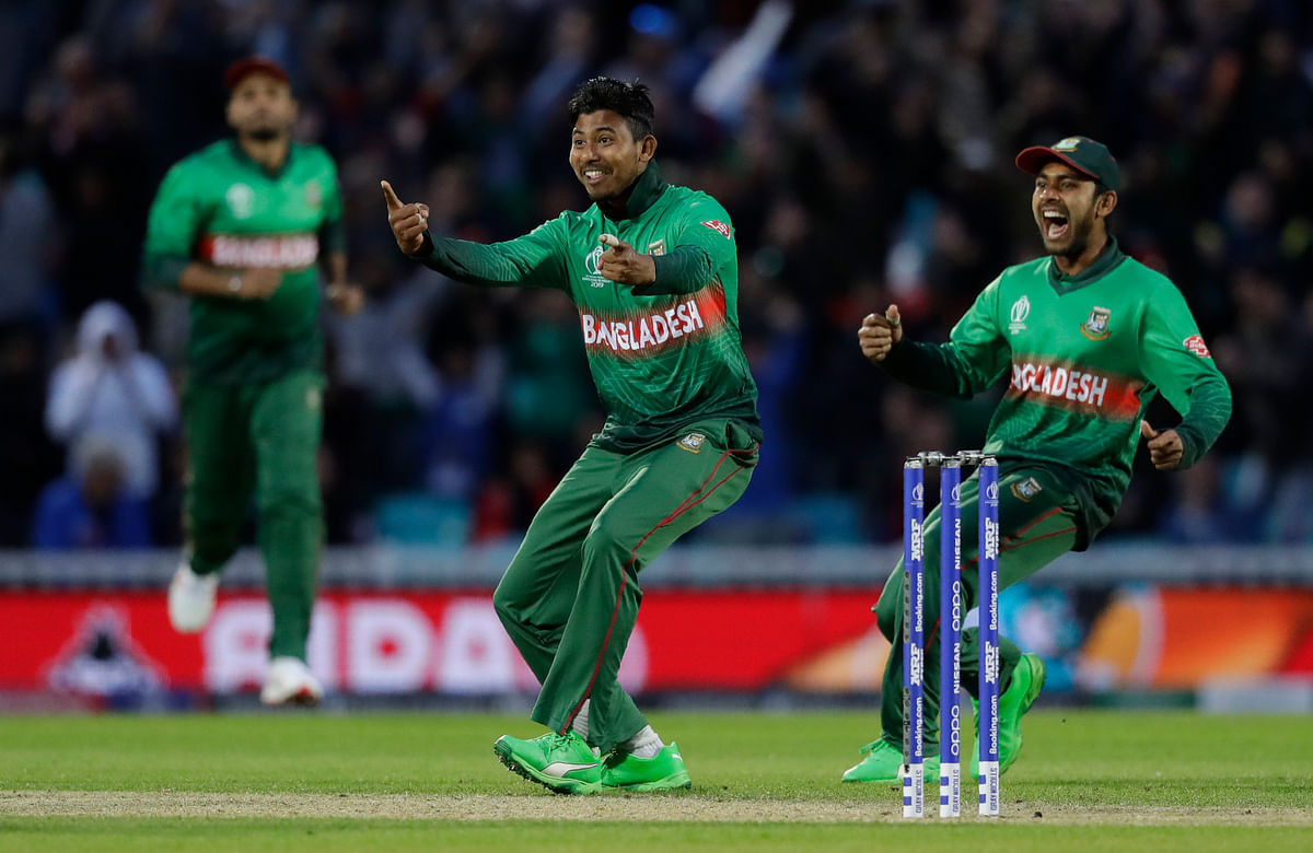 New Zealand beat Bangladesh by two wickets after a thrilling end to their World Cup day-night match at the Oval.