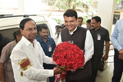 KCR meets Maharashtra CM, invites him for project inauguration