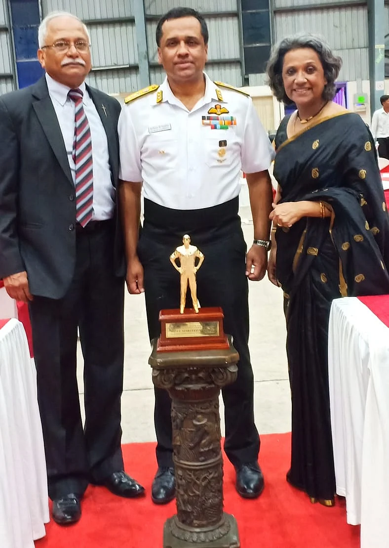 Philly (in uniform), flanked by his sister Sara Ipe and Brig Chacko Ipe, 64 Cavalry, stands behind the Simon George Pynumootil Trophy for ‘Most Spirited Pilot’.
