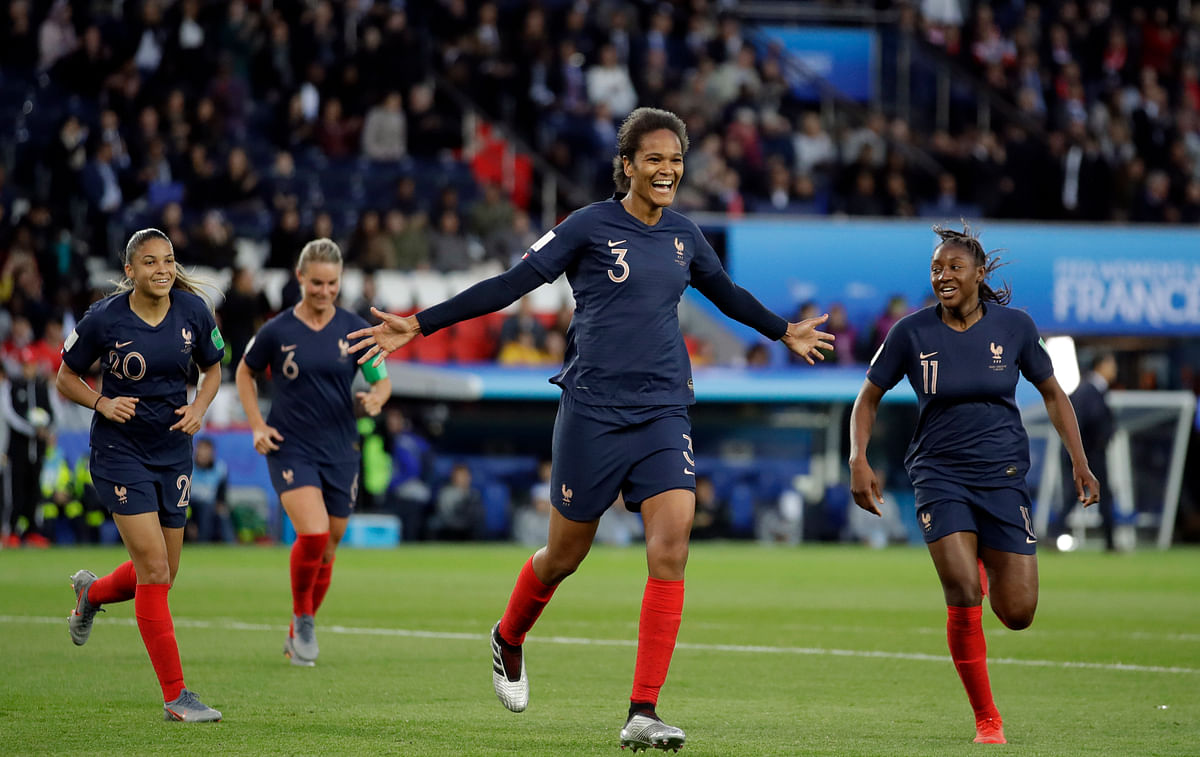 Defender Wendie Renard scored twice in a convincing 4-0 win over South Korea to kick off the tournament in style.