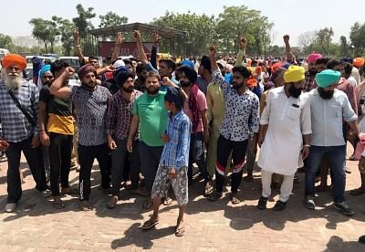 Sangrur: People stage a demonstration against the death of a two-year-old boy who was retrieved from a 150-foot-deep abandoned borewell in a village in Punjab