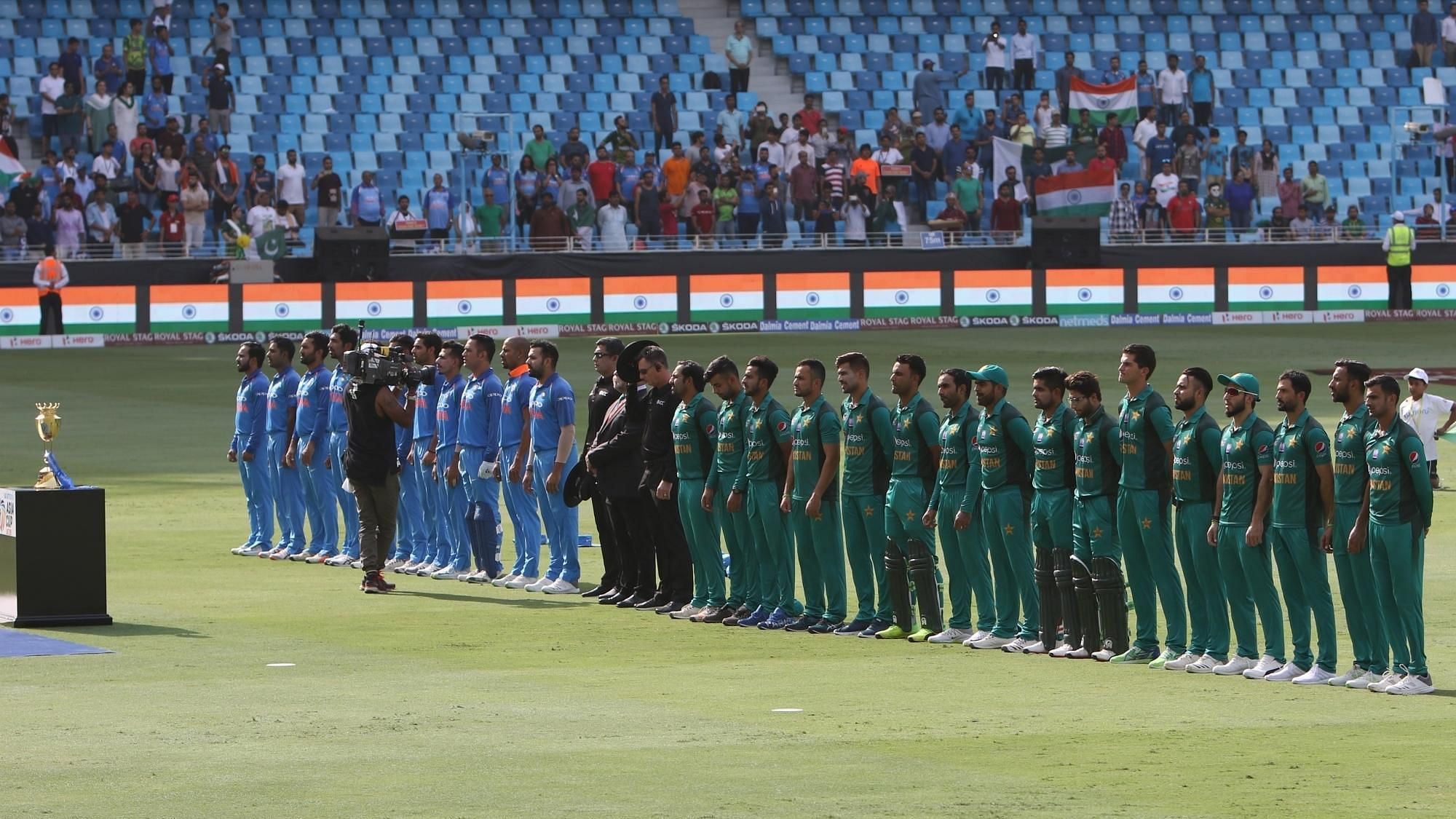 File image of India and Pakistan cricket team.&nbsp;