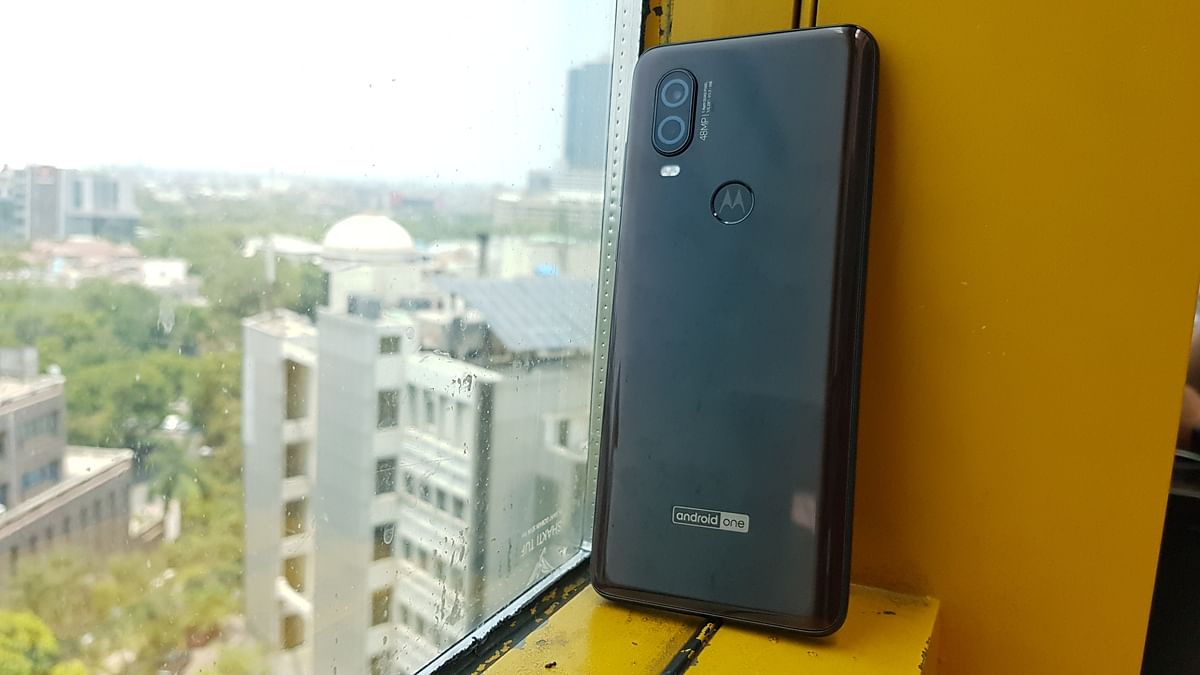 Motorola One Vision comes with a 48+5-megapixel dual camera at the back.