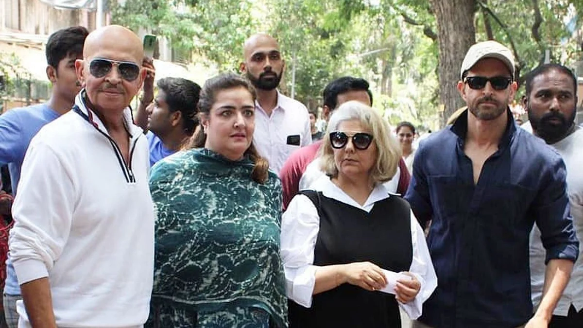 Sunaina Roshan with father Rakesh, mother Pinky and brother Hrithik.