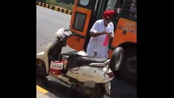 Old sikh man serves water in New Delhi: A video of the elderly man serving water to pedestrians goes viral.