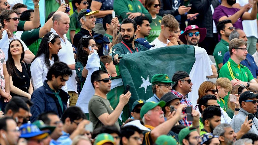 Pakistani fans were apologising for harsh criticism of the team and skipper Sarfaraz Ahmed.