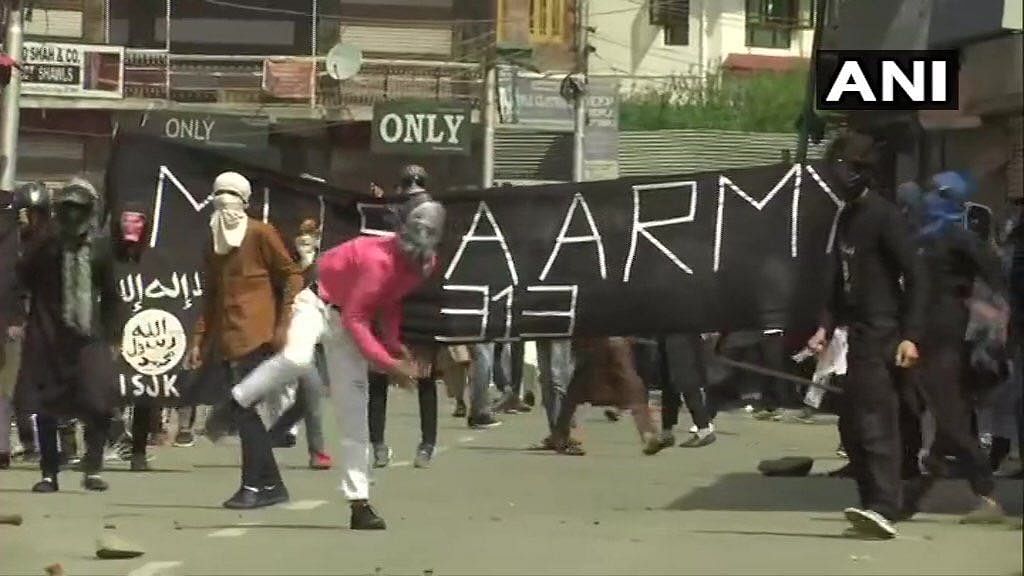 Clashes Between Protesters, Forces After Eid Prayers in Kashmir