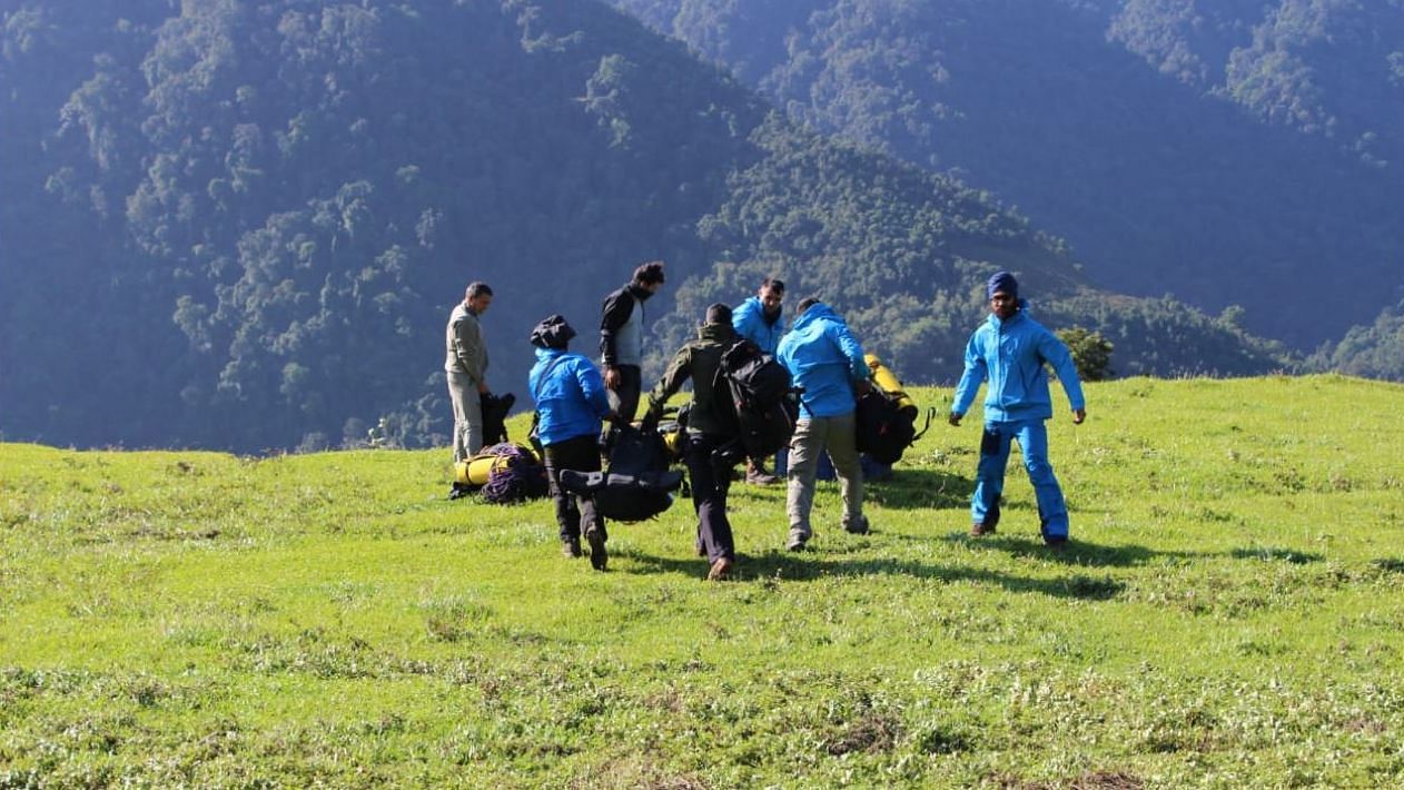 The Indian Air Force has successfully airdropped 15 fully-equipped mountaineers near the AN-32 crash site.