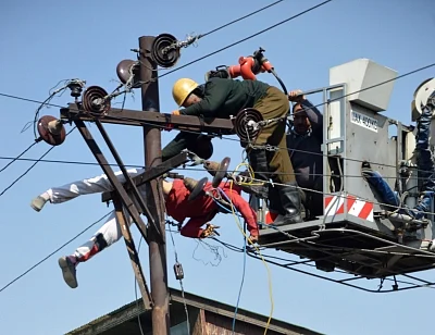 Initial reports indicate that the wiremen would have not completely shut off the power supply. 