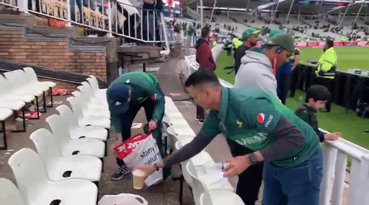  Pakistani fans were seen collecting the trash from the stands, thus setting an example for the ones who litter.