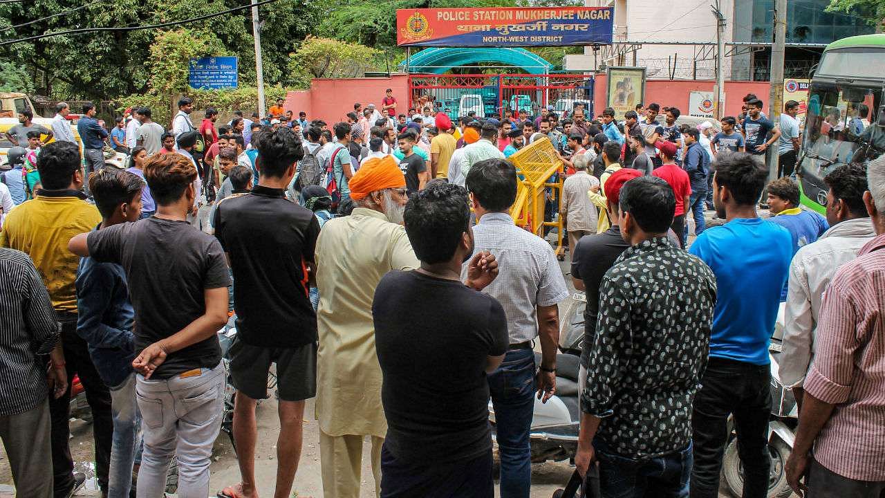 Members of the Sikh community protested outside the Mukherjee Nagar police station after the altercation between the driver and policemen.