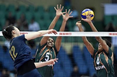 TIANJIN, May 21, 2015 (Xinhua) -- Poornima Muraleedharan (C) and Ghosh Anusri (R) of India compete during the group A match against China at the 2015 Asian Women