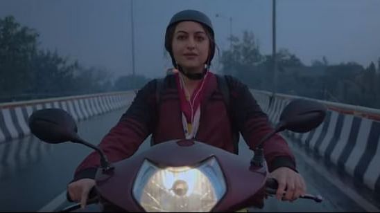 Sonakshi Says ‘Baat Toh Karo’ in New Khandaani Shafakhana Trailer