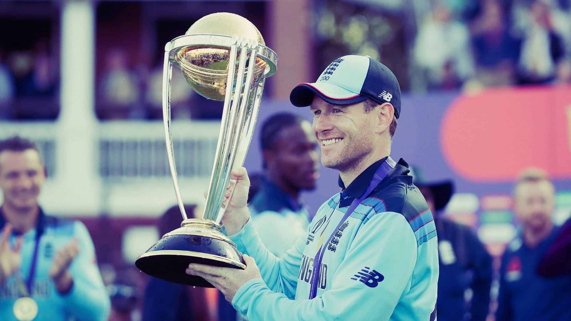 England skipper Eoin Morgan pose with the World Cup trophy.