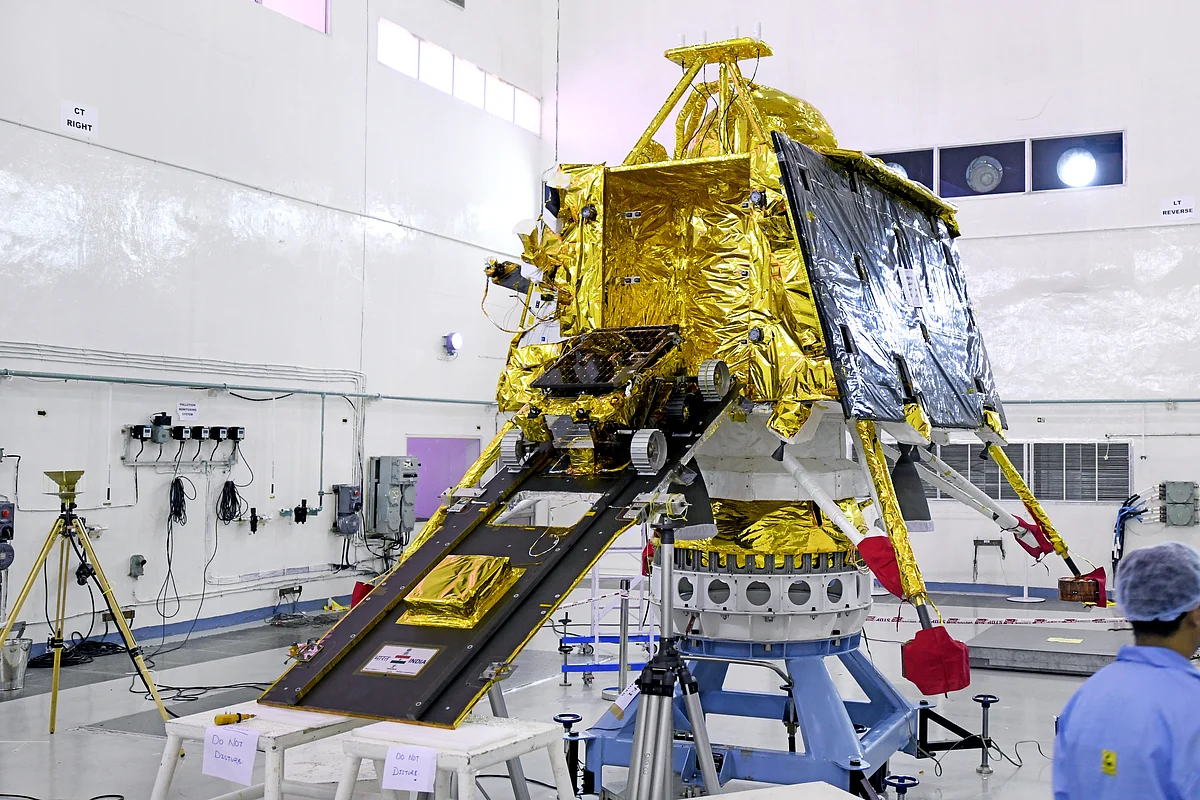 After landing, this rover will be entrusted with manually-controlled experiments on the lunar south pole.