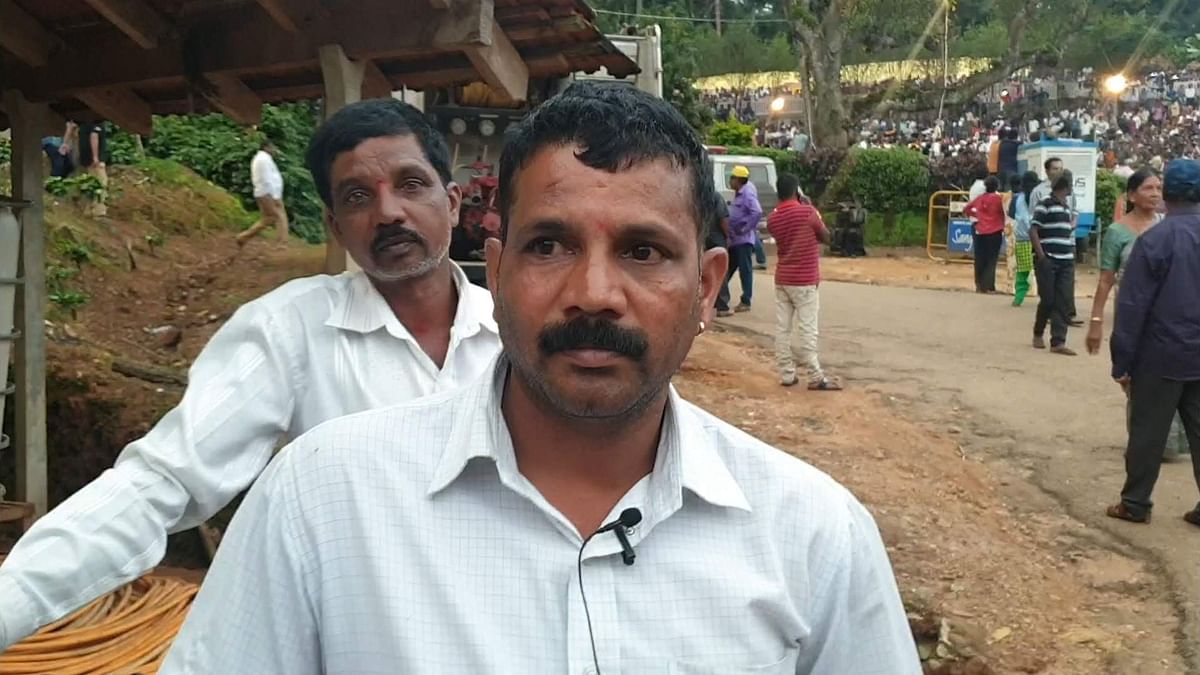 Hundreds of estate workers and villagers gathered at VG Siddhartha’s funeral in Chikkamagaluru. 