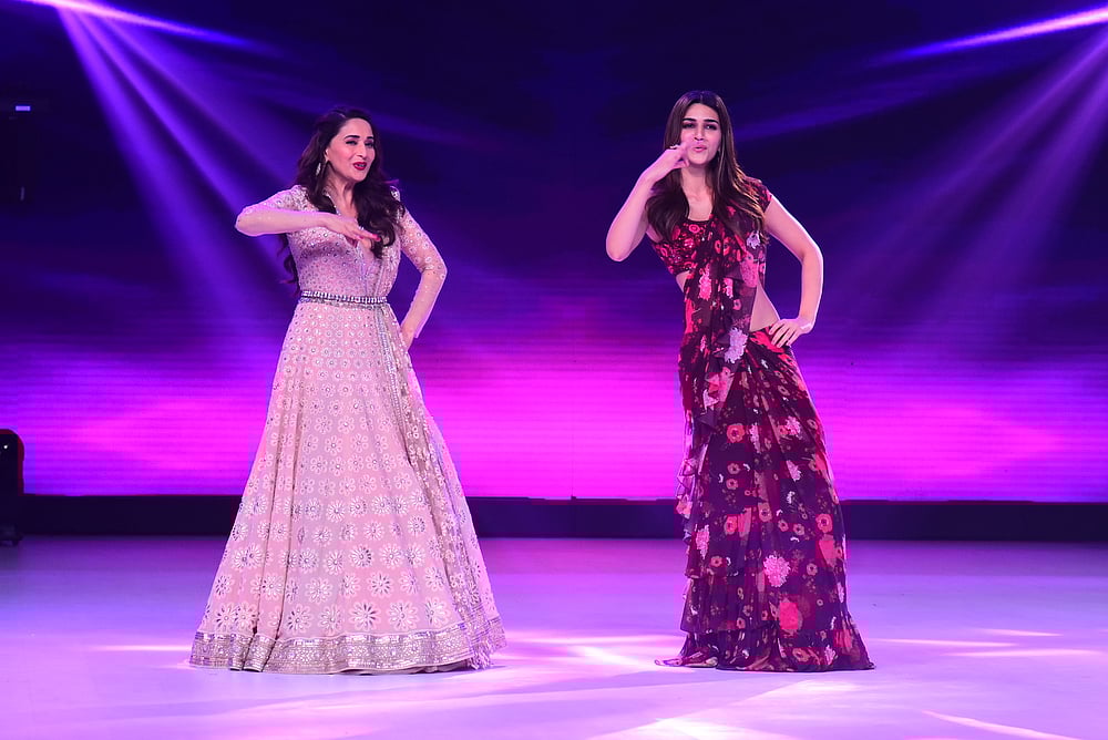 Luka Chuppi Star Kriti Sanon Dances With Madhuri Dixit On Tv Dance Show Dance Deewane Show dance indian fashion womens fashion madhuri dixit indian wear summer wedding sari actresses april 25. kriti sanon dances with madhuri dixit