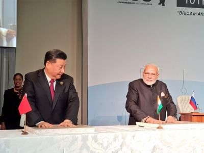 Maropeng: Prime Minister Narendra Modi and Chinese President Xi Jinping leave their hand impression on clay, for a symbolic demonstration of our connect to the Cradle of Humankind in Maropeng in South Africa on July 26, 2018. (Photo: IANS/MEA)