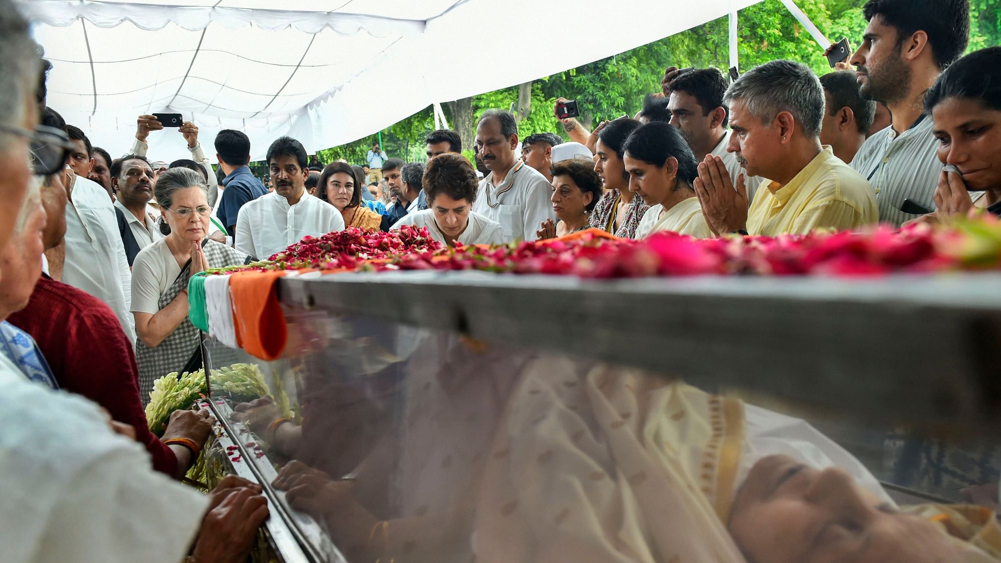 Sonia Gandhi and Priyanka Gandhi pay last tribute to former Delhi CM Sheila Dikshit.