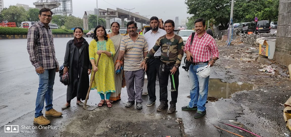 Filling potholes in West Goregaon.Pothole filling by citizen Alert #PotholeWarriors Team Mumbai 30june2019 on Goregaon East WEH
