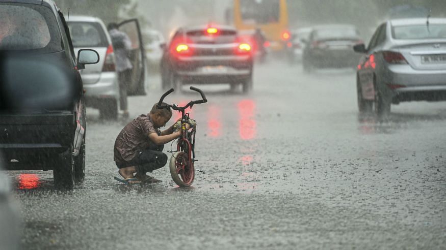  The national capital is in for heavy to heavy showers on Thursday and Friday which will lead to a significant decrease in temperatures and humidity levels.