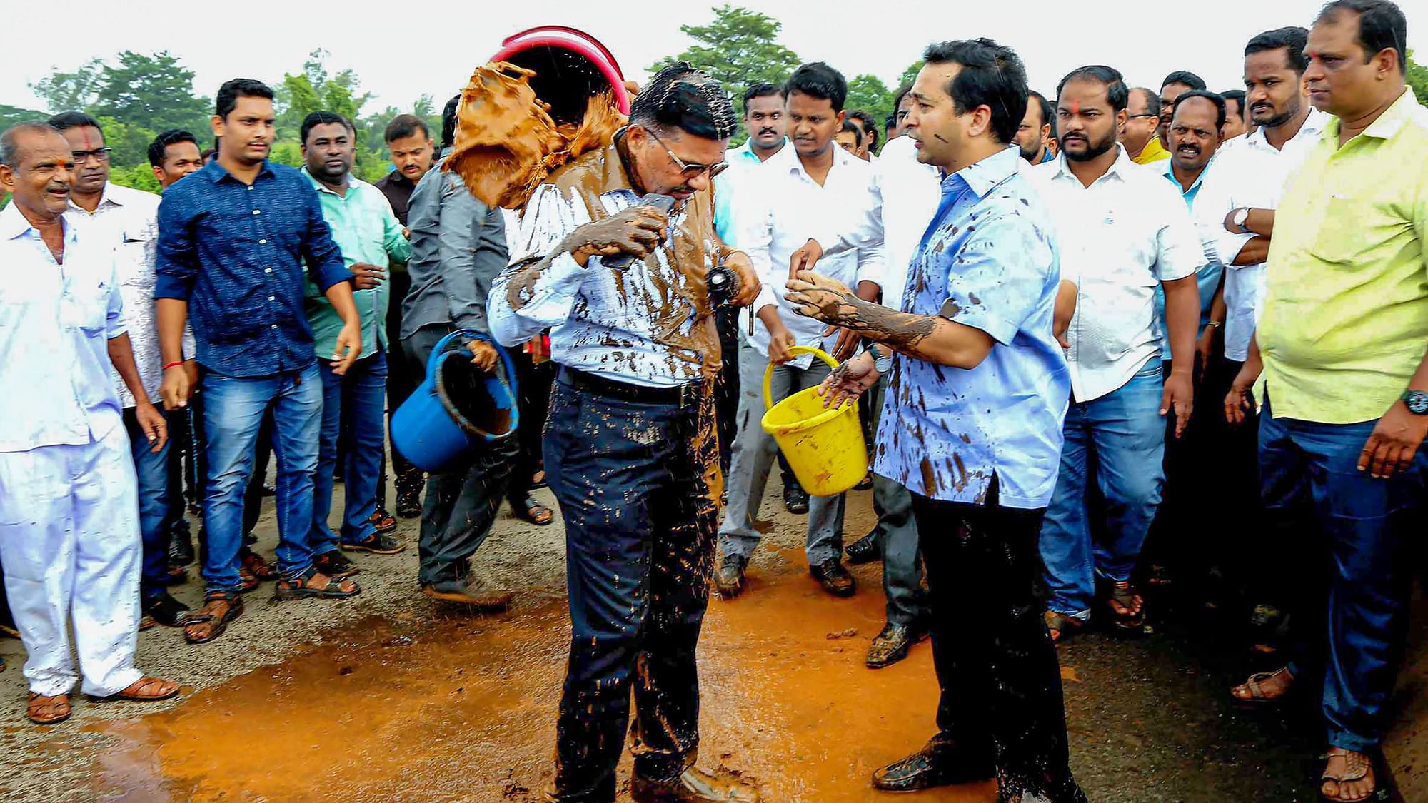 Congress MLA Nitesh Narayan Rane and his supporters throw mud on engineer Prakash Shedekar while they were inspecting the pothole-ridden highway in Kankavali on Thursday, 4 July.