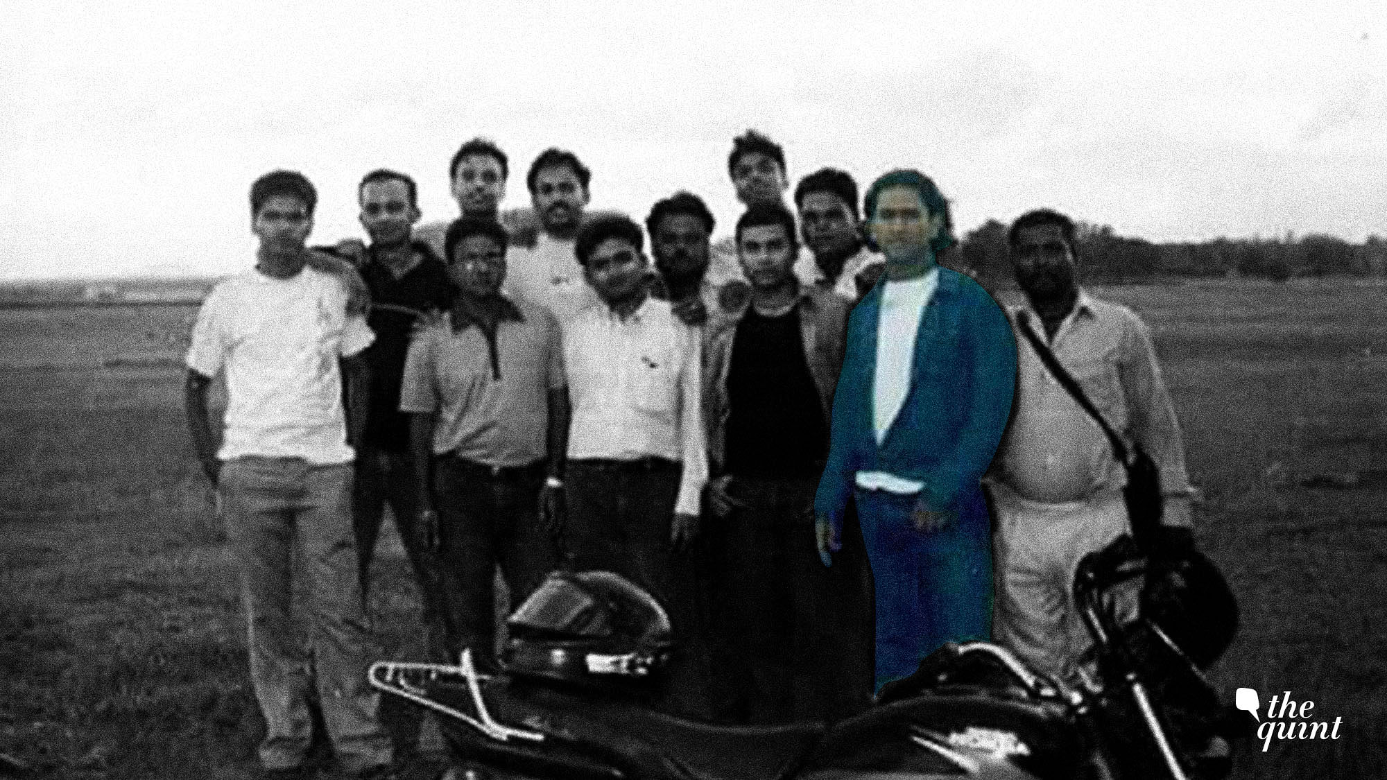 MS Dhoni Rare and Unseen Photos: A photo of MS Dhoni with his friends from early days.