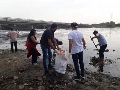 Newspaper hawkers take charge of cleaning Yamuna river banks